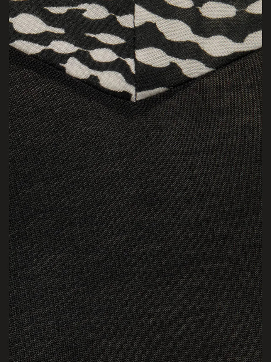 negligee short with bordure contrast with patterns on neckline in v