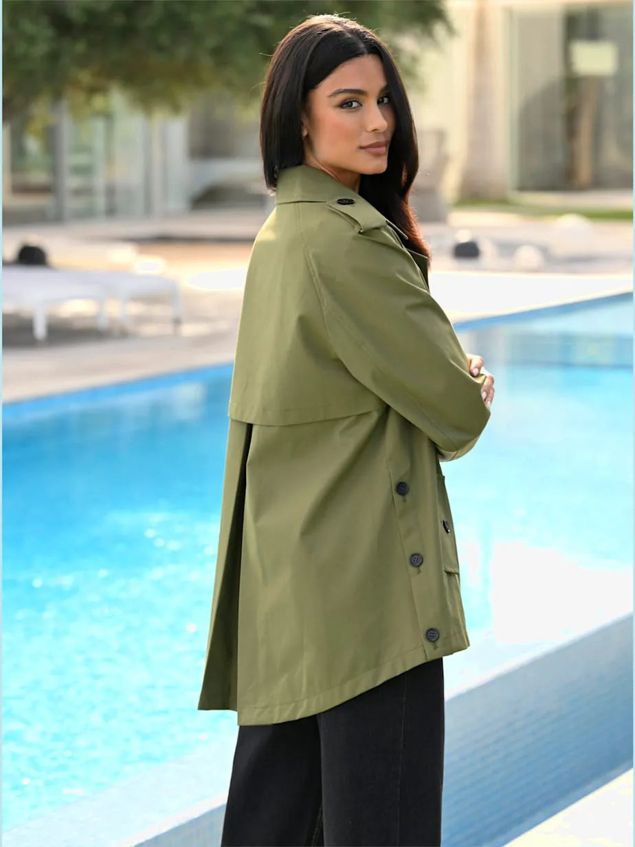 Trench-coat long with collar with revers and pockets.