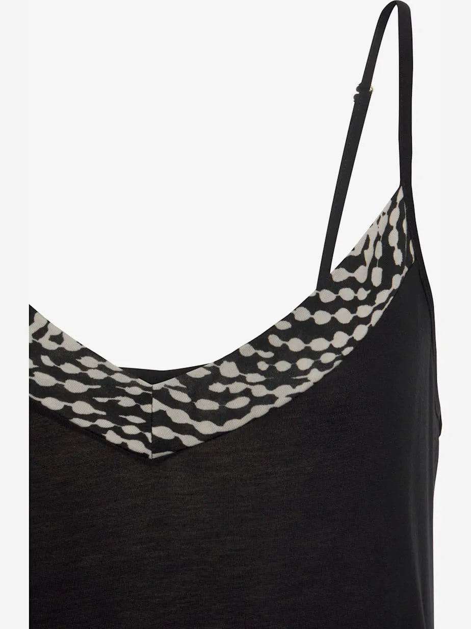 negligee short with bordure contrast with patterns on neckline in v