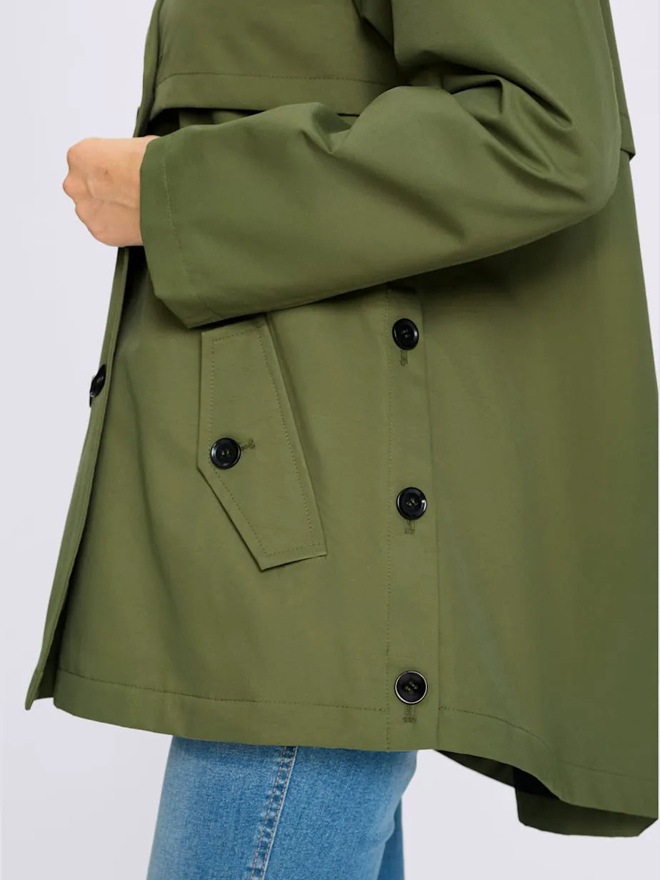 Trench-coat long with collar with revers and pockets.