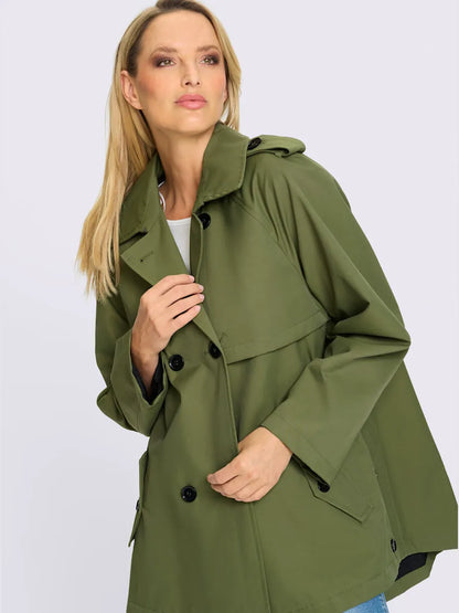 Trench-coat long with collar with revers and pockets.