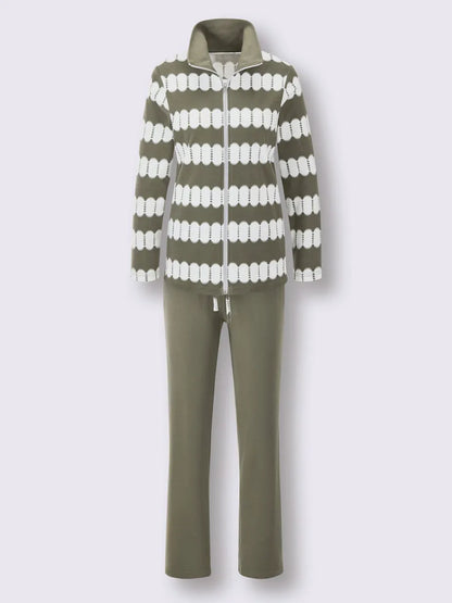 Tenue relaxation with patterns with collar with revers and trousers solid