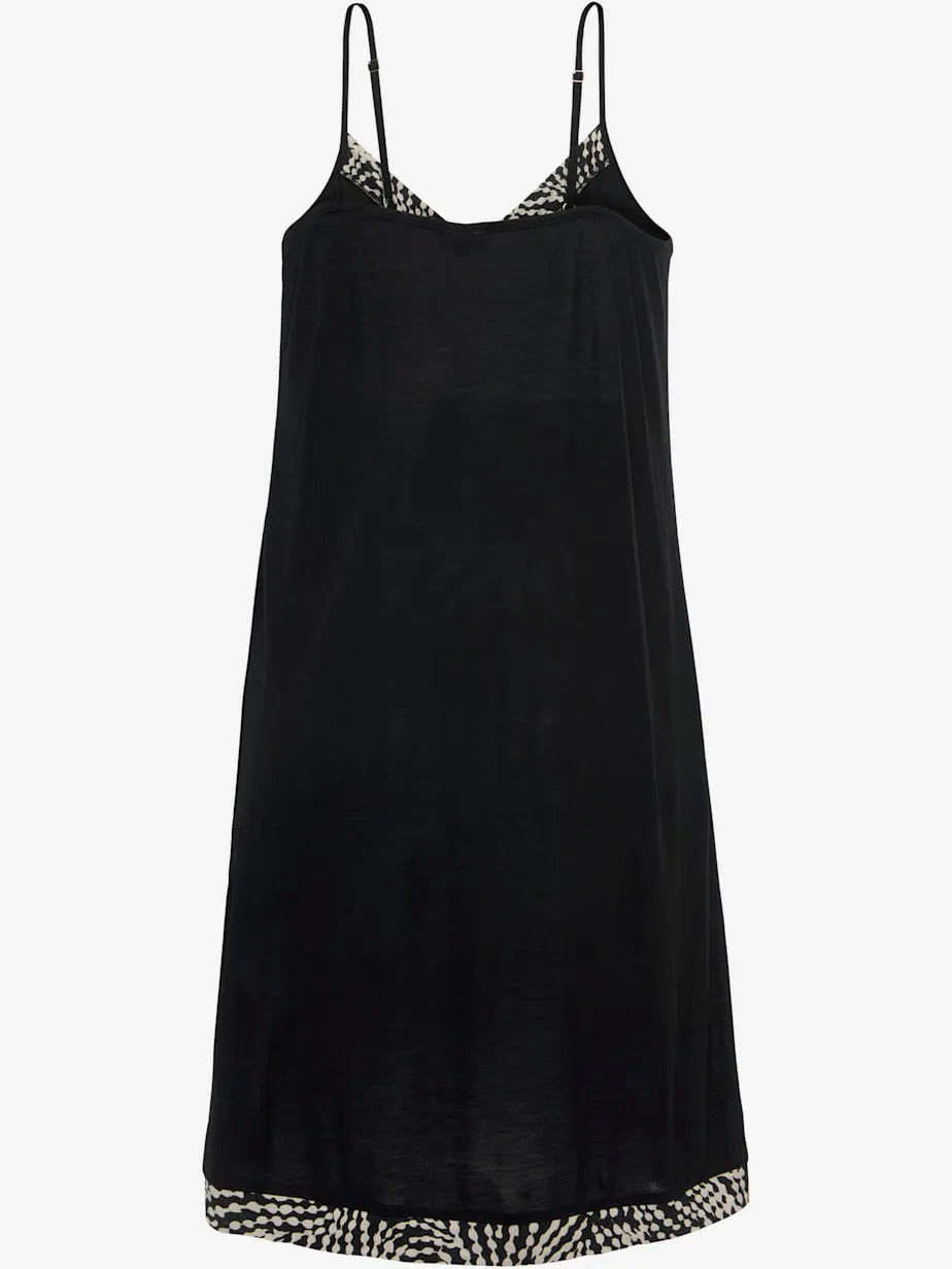 negligee short with bordure contrast with patterns on neckline in v