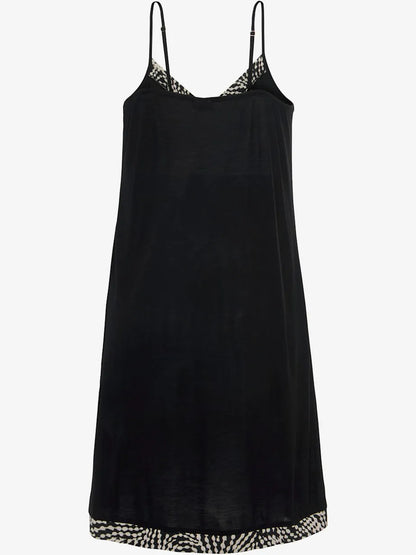 negligee short with bordure contrast with patterns on neckline in v