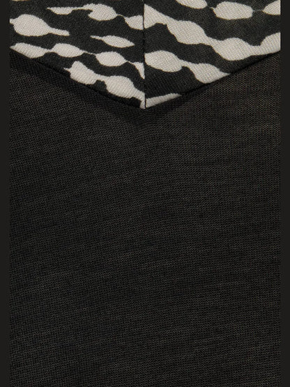 negligee short with bordure contrast with patterns on neckline in v