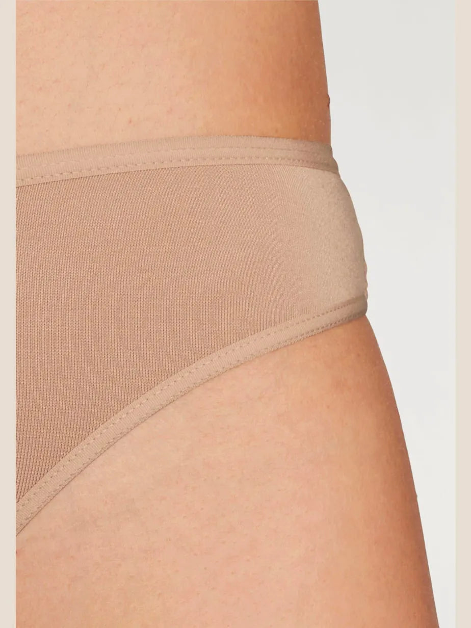 thong finishes elastic and plates with the waist and to the cut-outs